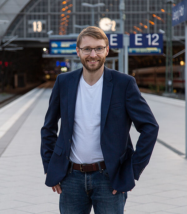 Dr. Björn Höhlig steht am Gleis des Leipziger Hauptbahnhofs