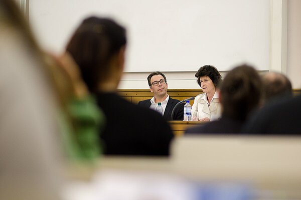 Die sächsische Wissenschaftsministerin Dr. Eva-Maria Stange und der Moderator HTWK-Professor Andreas Thiesen beim Symposium „Wie kann Soziale Arbeit gelingen?“.