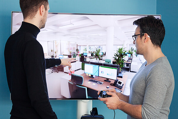 LeFx (Foto: Johannes Ernst/HTWK Leipzig) Die LeFx-Geschäftsführer Hannes Finke und Tom Micklich vor einer interaktiven VR-Simulation eines Großraumbüros.