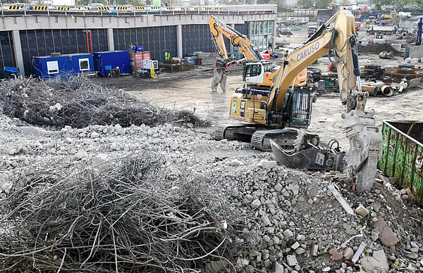WIR-V1.5 | MultiMaterialRecycling Zwei Bagger auf einer Baustelle mit Bauschutt