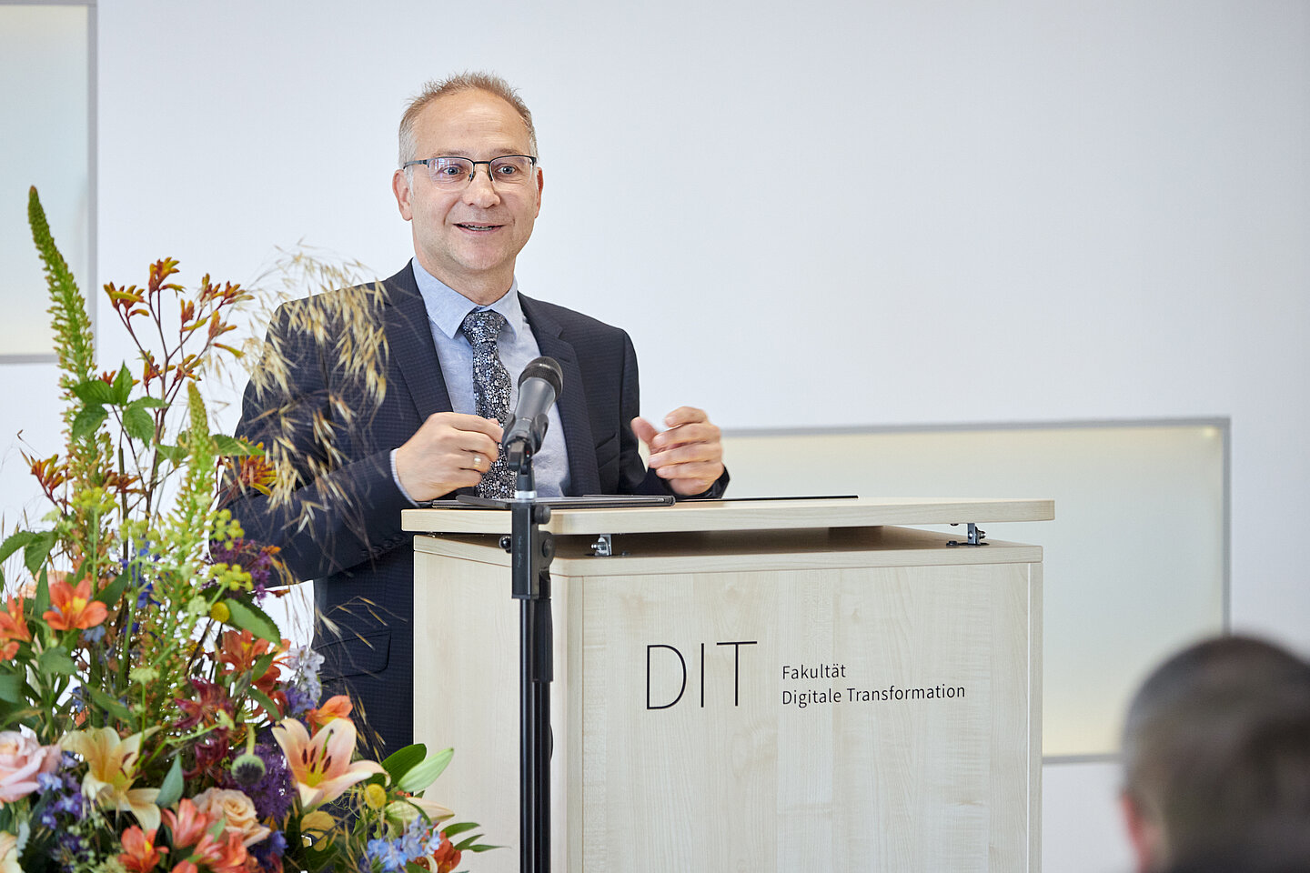 Pörof. Ulf Schemmert Prof. Ulf Schemmert bei der Graduierungsrede am Rednerpult