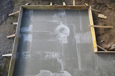 Nahaufnahme der Bodenplatte mit ersichtlichen Rissen