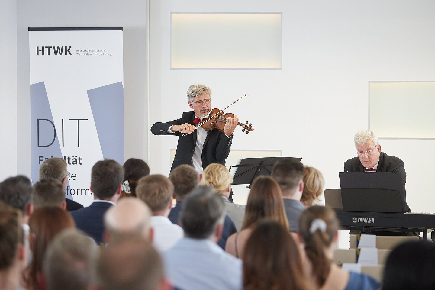 Sebastian Ude an der Violine und Prof. Heiko Reintzsch am Klavier Sebastian Ude an der Violine und Prof. Heiko Reintzsch am Klavie