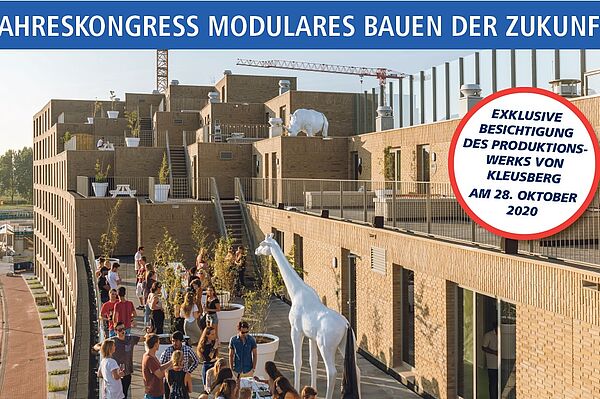 Jahreskongress modulares Bauen der Zukunft. Menschen stehen auf der Terrasse eines modular aufgebauten Gebäudes unter unterhalten sich. 