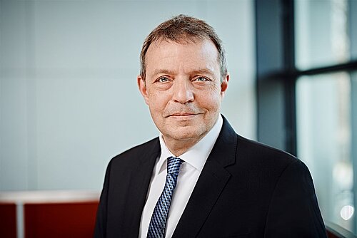 Zyklusbasiertes Training – Der Einfluss des Menstruationszyklus auf die Trainierbarkeit, Leistungsfähigkeit und Verletzungsanfälligkeit von Athletinnen Zyklusbasiertes Training – Der Einfluss des Menstruationszyklus auf die Trainierbarkeit, Leistungsfähigkeit und Verletzungsanfälligkeit von Athletinnen