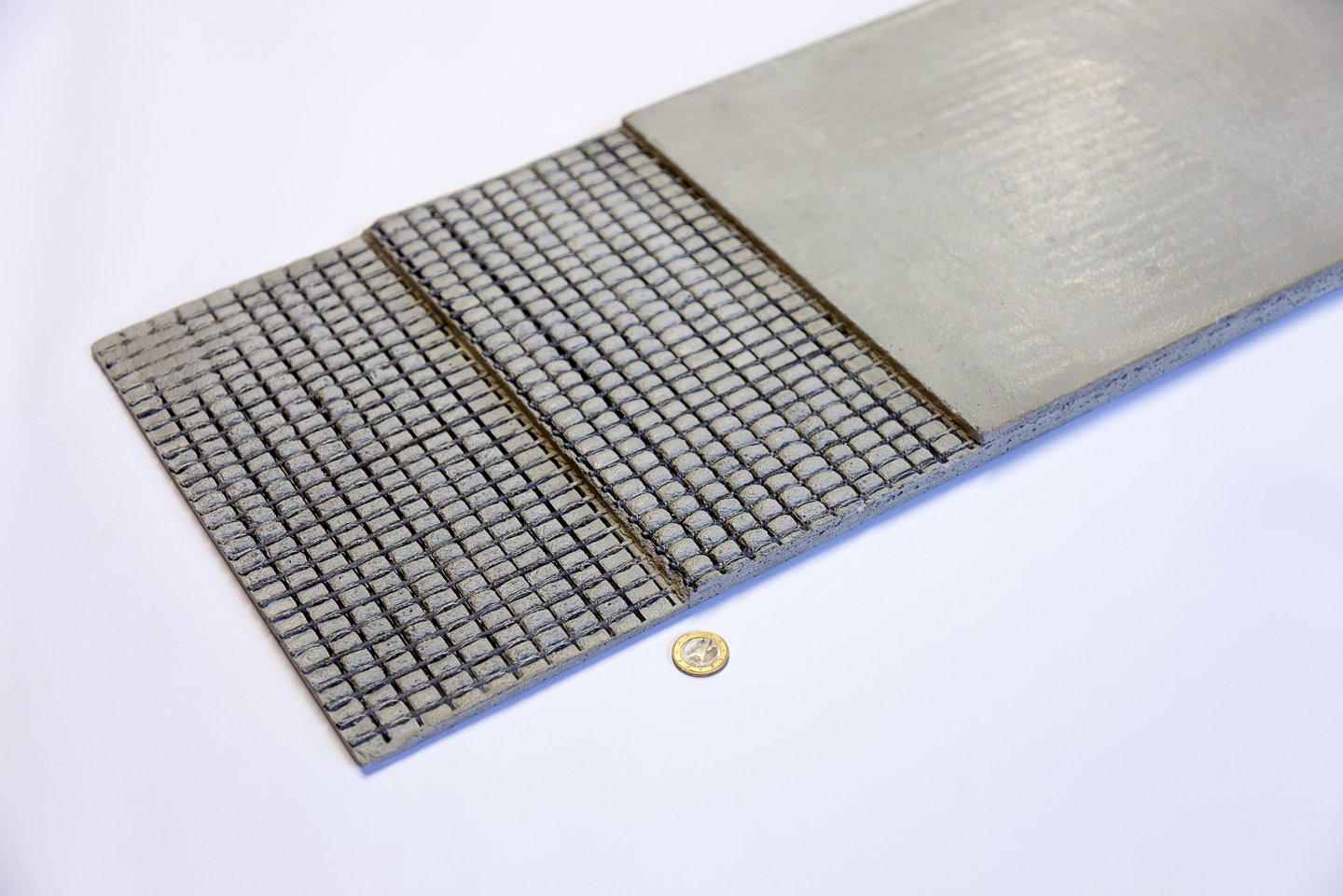 Größenvergleich einer Münze mit Carbonbeton