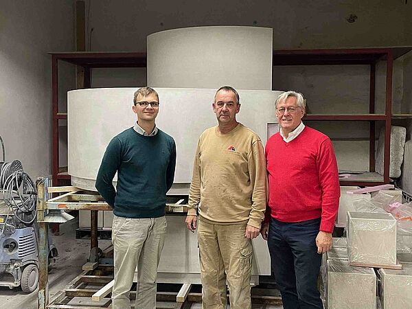 Bild 1: „Projektkonsortium mit Ludwig Hertwig M.Sc., Wissenschaftlicher Mitarbeiter am Institut für Betonbau, René Schneider, Geschäftsführer Schneider Kunstgestein GmbH und Prof. Dr.-Ing. Klaus Holschemacher, Direktor des Instituts für Betonbau.