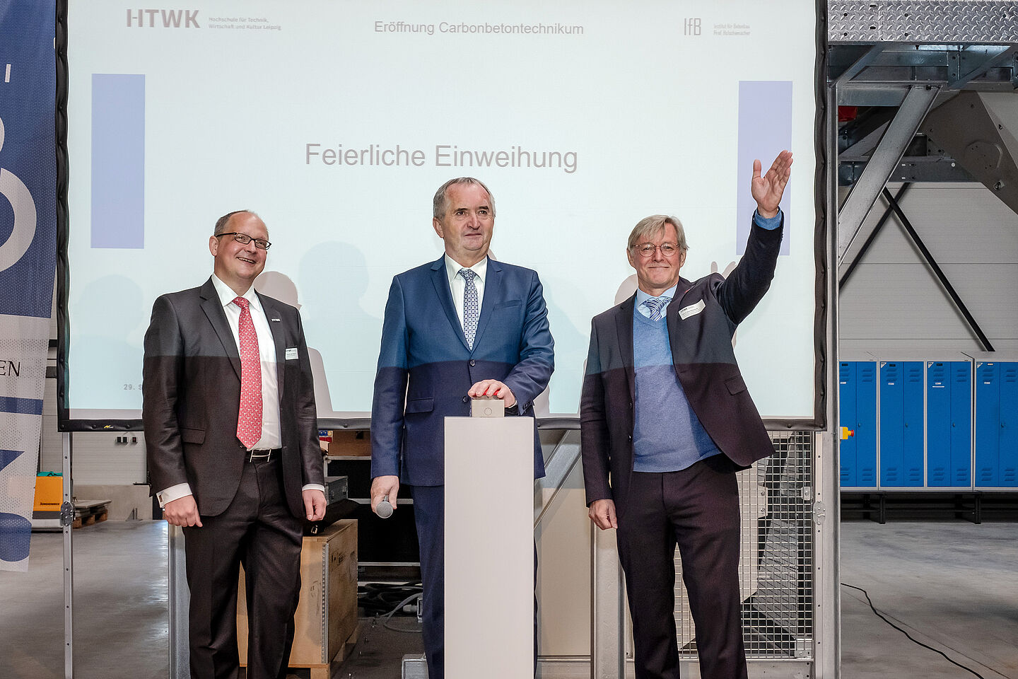 Prof. Mark Mietzner, Rektor der HTWK Leipzig, Thomas Schmidt, Sächsischer Staatsminister für Regionalentwicklung, und Prof. Klaus Holschemacher, Direktor des Instituts für Betonbau an der HTWK Leipzig (v.l.), eröffnen das Carbonbetontechnikum (Foto: Kirsten Nijhof/HTWK Leipzig)