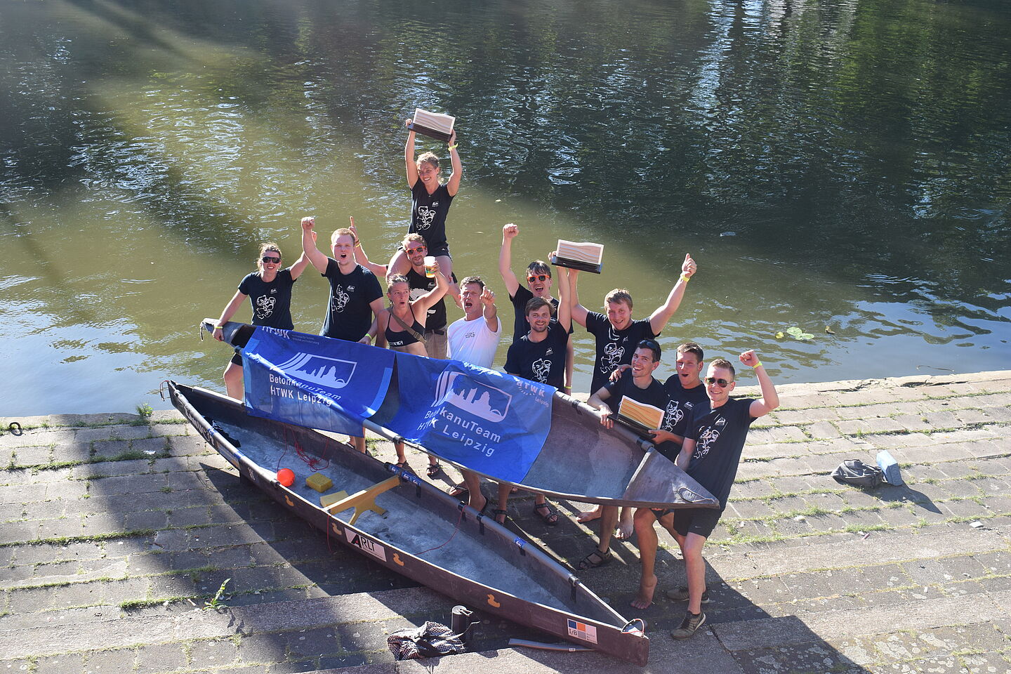 Das erfolgreiche BetonkanuTeam der HTWK Leipzig bei der Regatta in Heilbronn. (Foto: BetonkanuTeam HTWK Leipzig) Das erfolgreiche BetonkanuTeam der HTWK Leipzig bei der Regatta in Heilbronn. (Foto: BetonkanuTeam HTWK Leipzig)