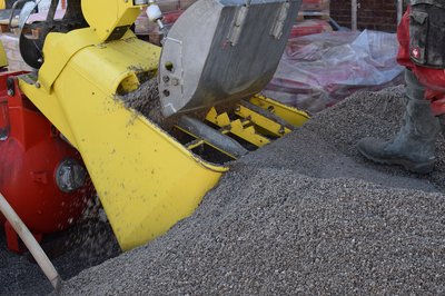 Schaufel füllt Stoffgemische in eine Maschine