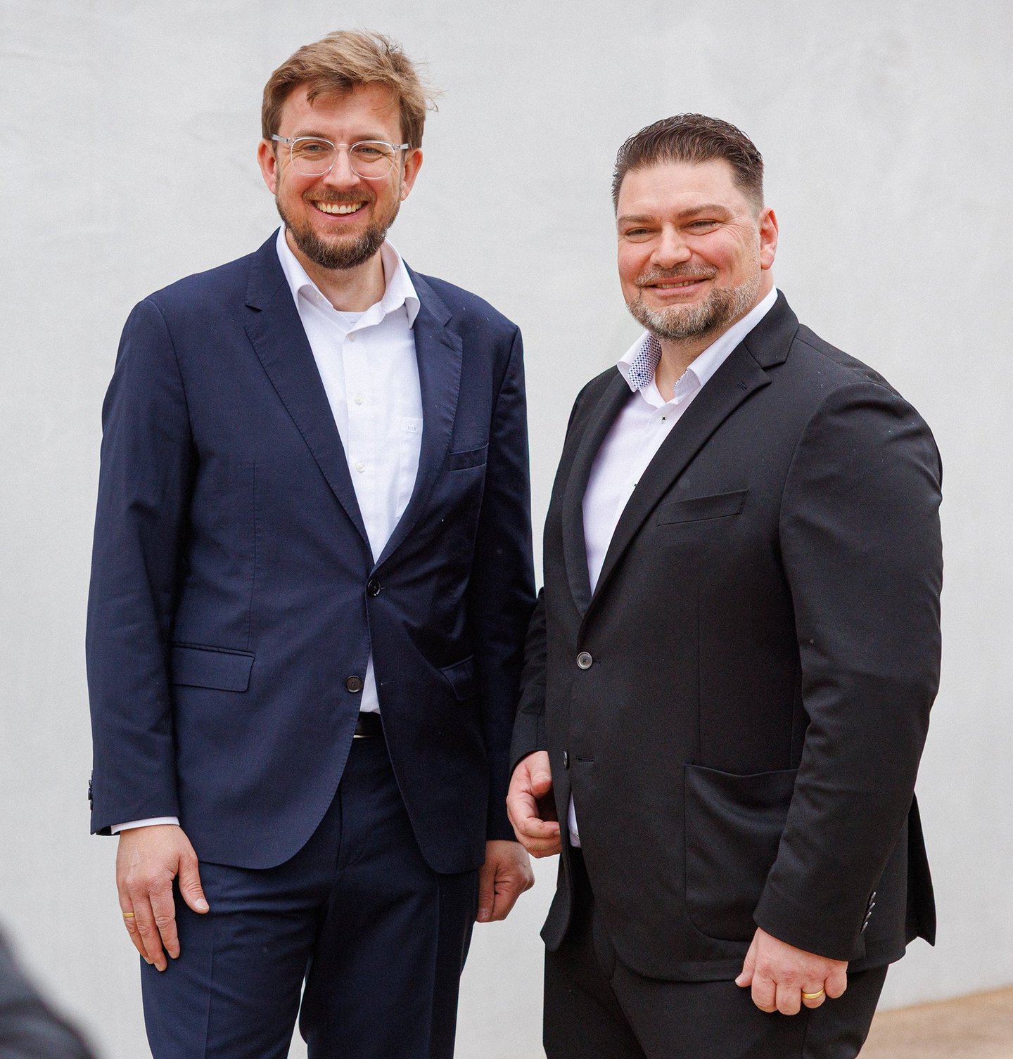 Zwei Männer psoieren vor Fotografem