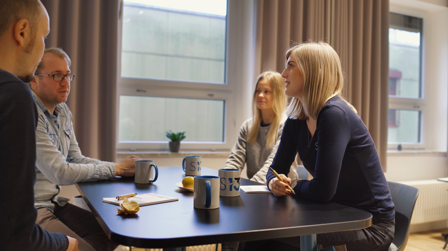 Besprechung im Kreativraum Stephanie Börner (rechts) und Vanessa Vorreyer von Startbahn 13 während einer Besprechung