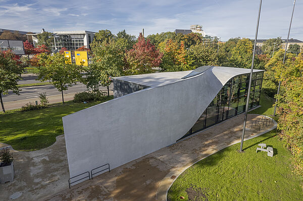 ein graues Haus aus Carbonbeton