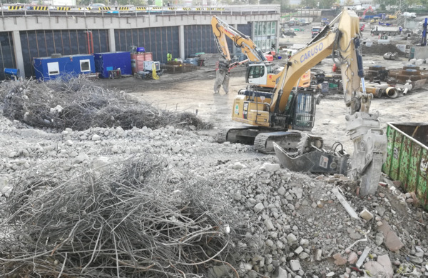 „…ca. 80.000 t Stahlbeton fallen bei den Abbrucharbeiten an.“ so M. Caruso – Ein Wertstoff zur Herstellung von neuem R-Beton für eine nachhaltige Bauweise und die Herausforderung für die Projekte WIR-V1.3 und V1.5. Foto: Steffen Rittner