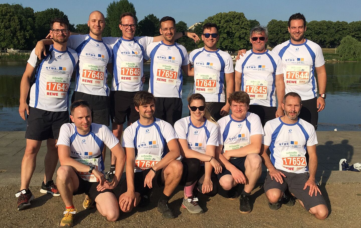 Gruppenbild mit 12 Teilnehmern in Laufbekleidung und mit Startnummern aus dem Institut für Betonbau an der HTWK Leipzig.