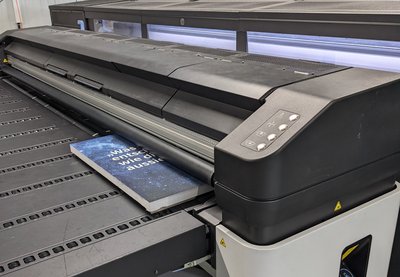 Betonplatte wird im Drucker bedruckt