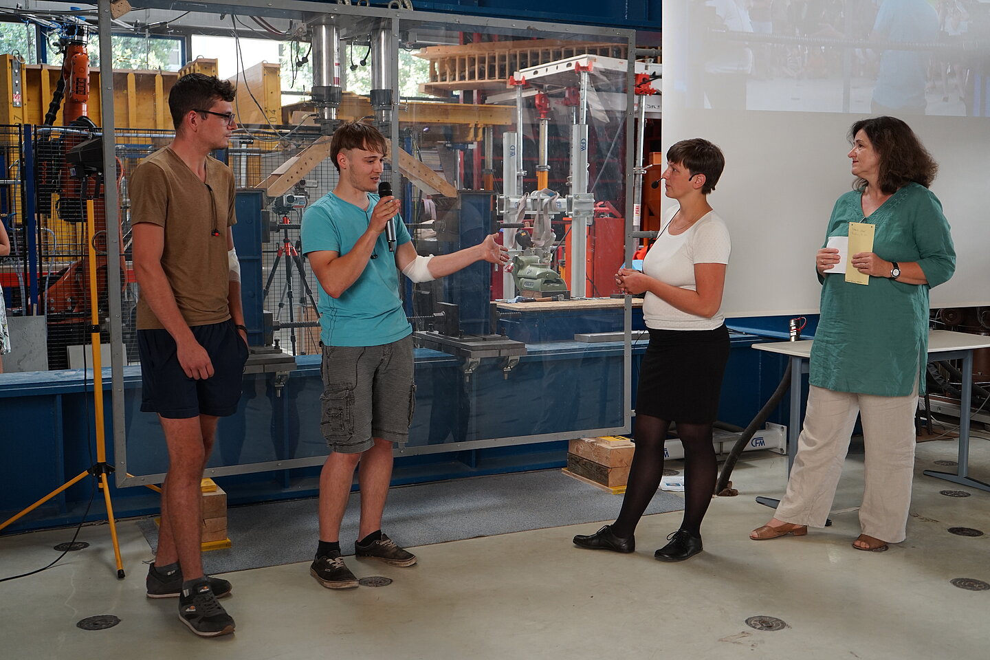 Gerlind Schubert (Mitte) und Karin Landgraf spekulieren mit Team Müller-Nitzsche über Belastbarkeit Zwei Studenten und zwei Professorinnen stehen vor dem Modell im Versuchsapparat und diskutieren miteinander.