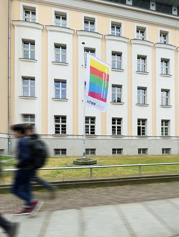 (Foto: HTWK Leipzig) bunte Flagge am Haus