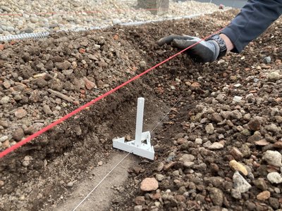 Freigeschobene Erdhügel und Sensoren