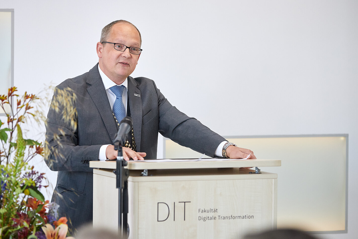 Prof. Mark Mietzner Prof. Mark Mietzner hält Grußwort am Rednerpult