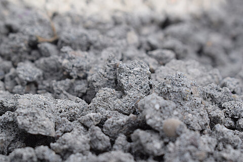 Rekarbo-Screed Nahaufnahme von grauem, grobkörnigem Estrichmaterial