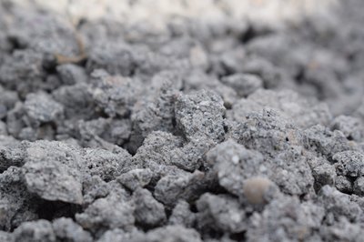 Nahaufnahme von grauem, grobkörnigem Estrichmaterial