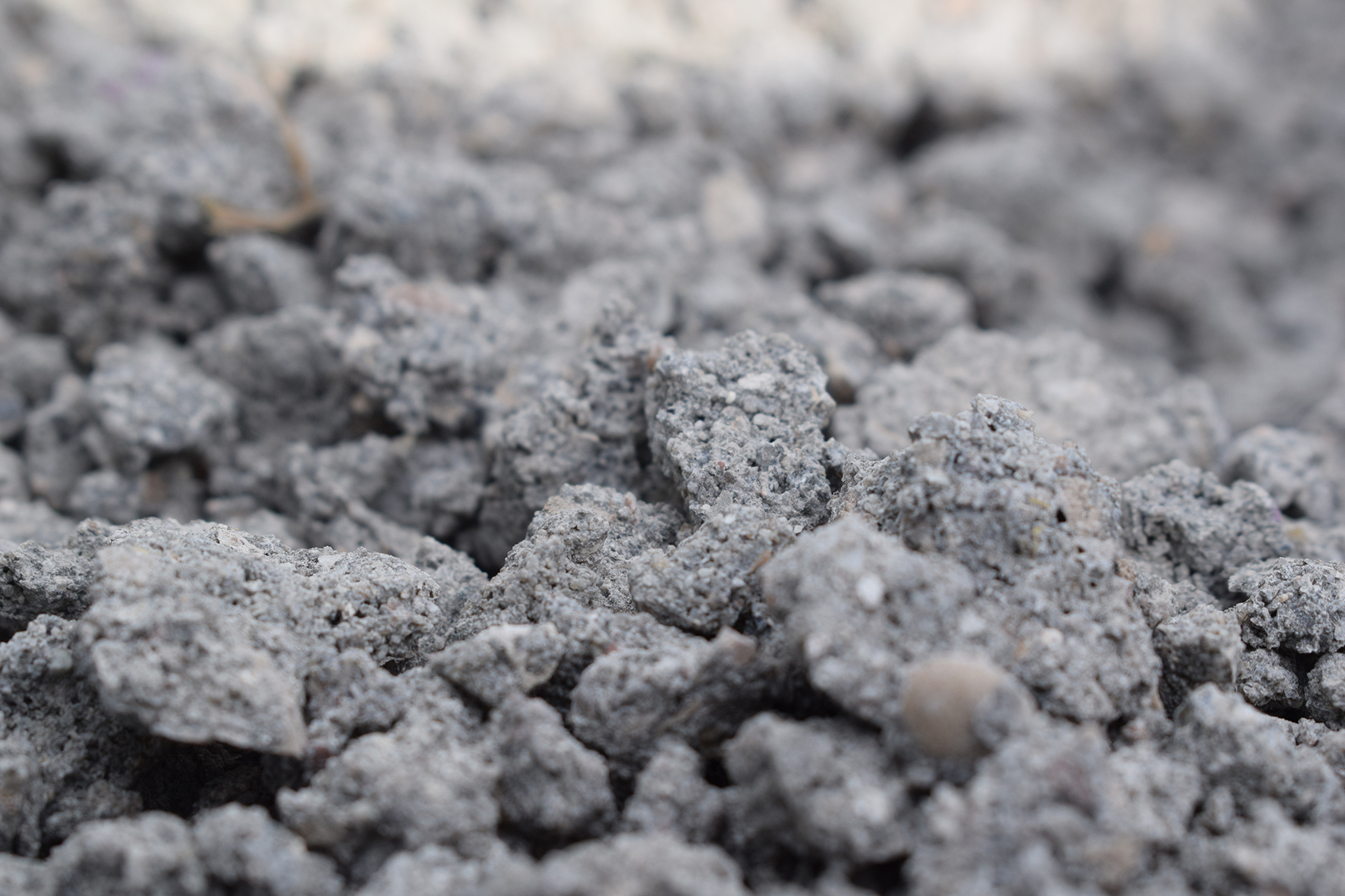 Rekarbo-Screed Nahaufnahme von grauem, grobkörnigem Estrichmaterial